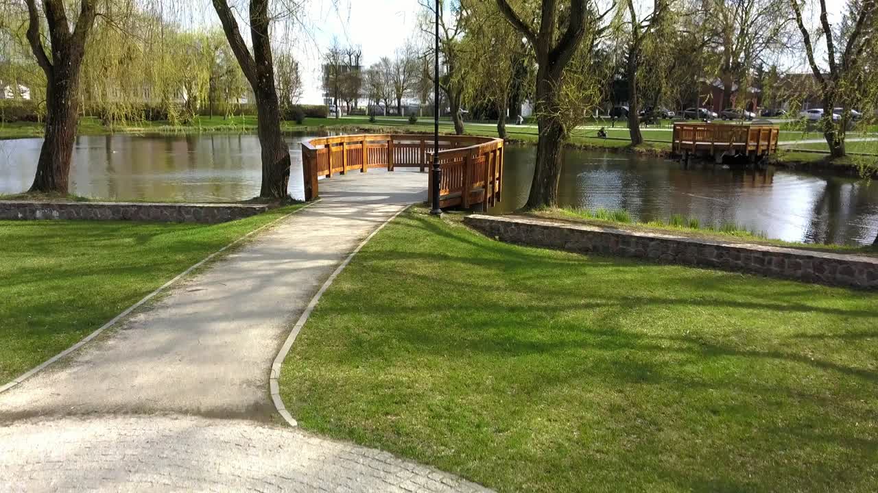 Luchtfoto van loopbrug over vijver in stadspark.