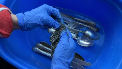 washing and cleaning silverware