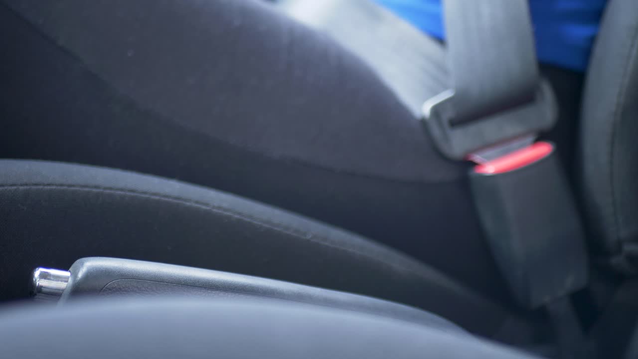 vista en cámara lenta del conductor usando la mano para liberar la palanca del sistema de freno de mano del automóvil para aparcar transporte conducción de emergencia transmisión de la consola del vehículo de motor