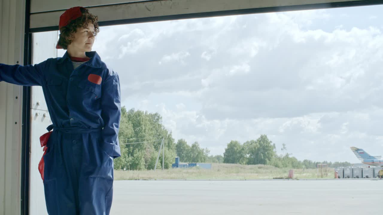 항공기 거에서 문을 열는 여성 기술자