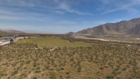 Desierto-X-Figura-Durmiente-Contenedores-En-Palm-Springs-Vista-Aérea-Volando-Hacia-Ellos