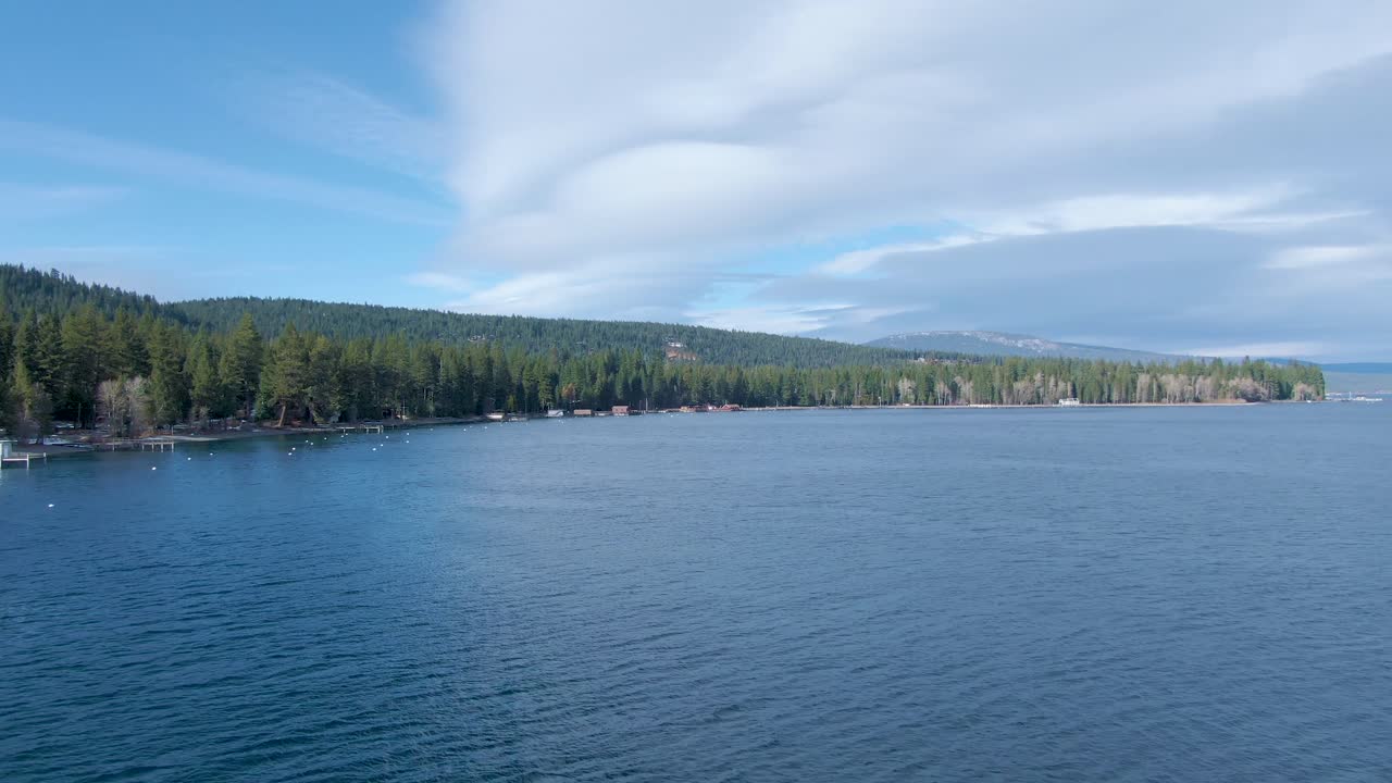 bajo vuelo rápido sobre el lago tahoe norte de california invierno montañas cubiertas de nieve