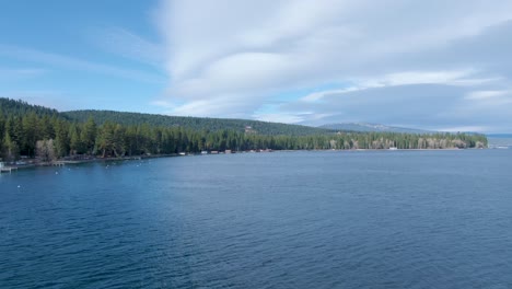 Bajo-Vuelo-Rápido-Sobre-El-Lago-Tahoe-Norte-De-California-Invierno-Montañas-Cubiertas-De-Nieve