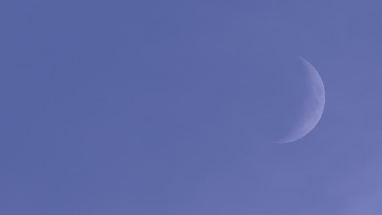 달은 포르투갈의 일광에서 총을 닫습니다.