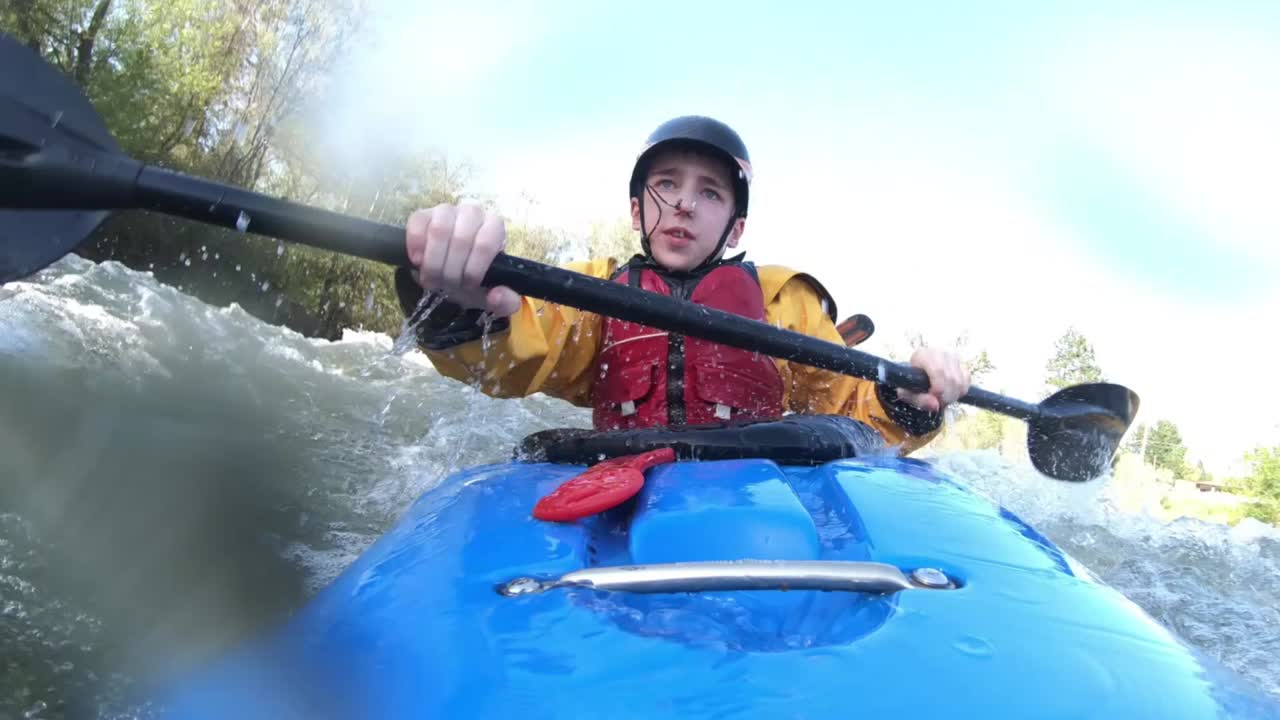 Giovani in kayak sulle rapide sul fiume Rogue nell'Oregon meridionale