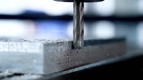 el cabezal de la máquina de corte de metales en el momento de cortar el metal y eliminar las impurezas