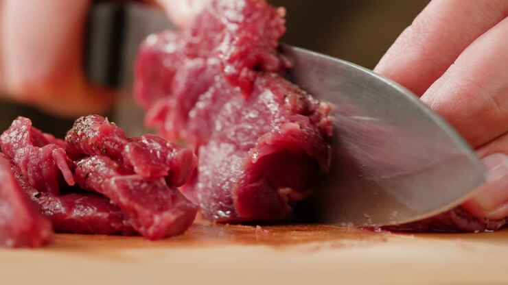 Memotong Daging Sapi Mentah