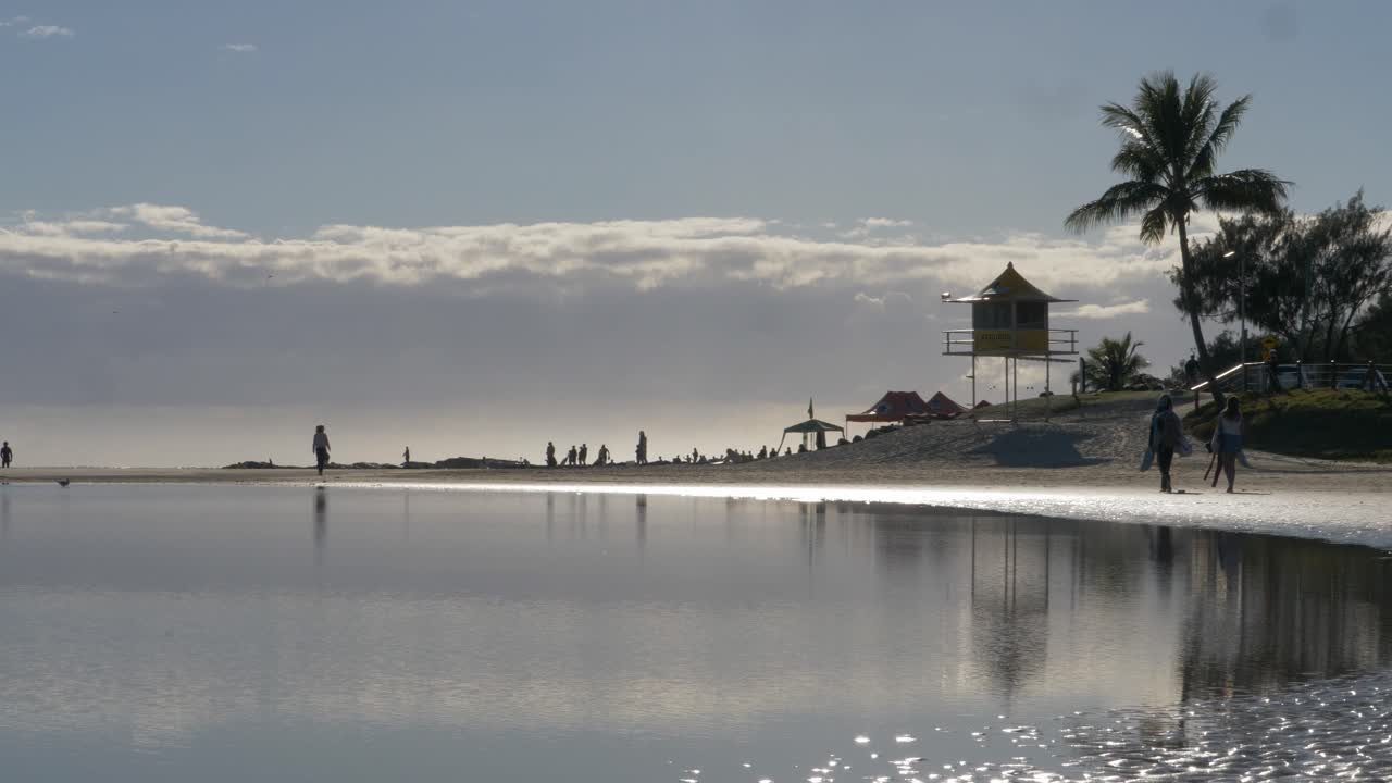 그린마운트 힐에서 본 도미 바위 해변에 있는 사람들 - 퀸즐랜드 골드 코스트의 레인보우 베이 남쪽 끝에 있는 아름다운 해변 - 와이드 샷