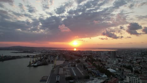 Stadt-Burgas,-Luftaufnahme,-Sonnenuntergang,-Goldene-Stunden,-Bulgarien