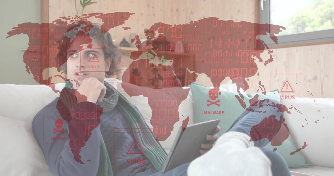 Uomo tocca il tablet sul divano, indagando su una minaccia tecnologica con una mappa del mondo che mostra avvisi di malware.