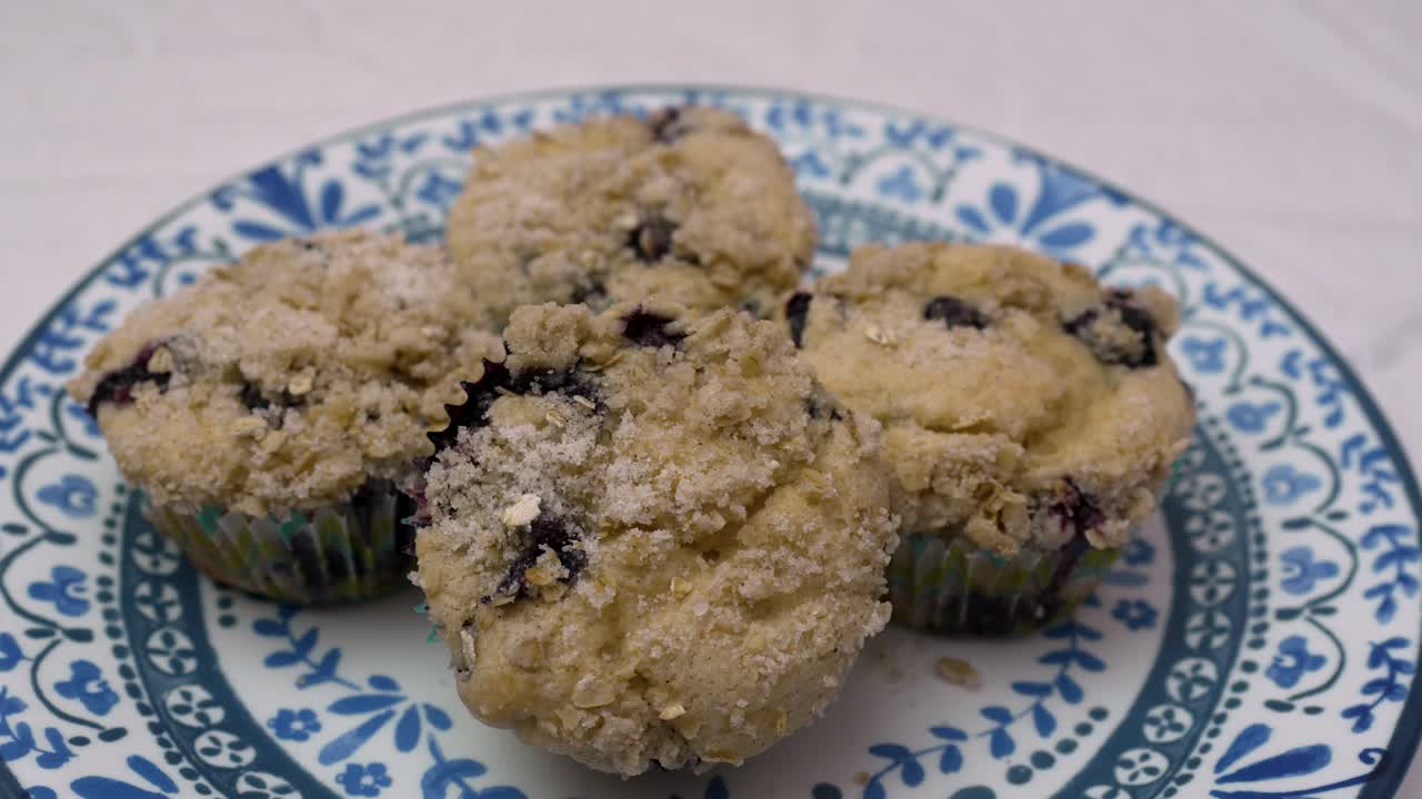 cerca de un plato de muffins de arándanos caseros - movimiento de paralaje