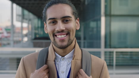 Retrato-De-Un-Joven-Hombre-De-Negocios-Confiado-En-Prácticas-Sonriendo-A-La-Cámara-Disfrutando-De-Una-Nueva-Oportunidad-De-Carrera-Corporativa-En-La-Ciudad