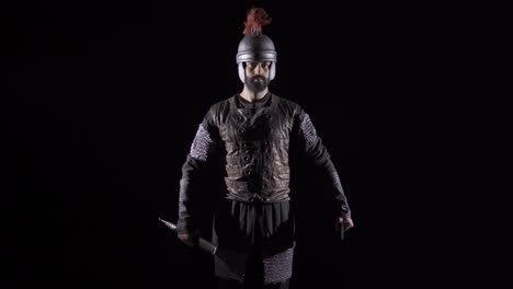 soldado romano histórico con fondo negro.