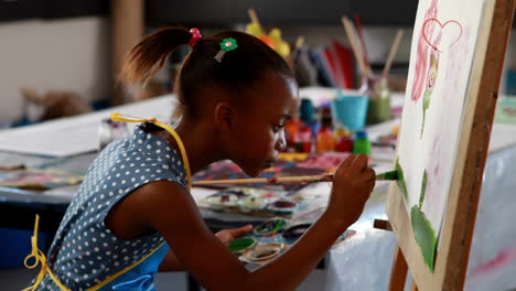 animação de corações caindo sobre pintura de menina afro-americana