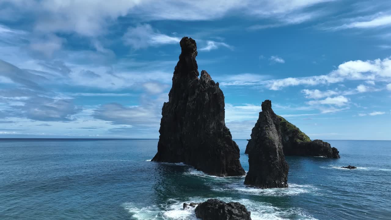 Splendida vista degli Isolotti di Ribeira da Janela con sfondo oceano-cielo