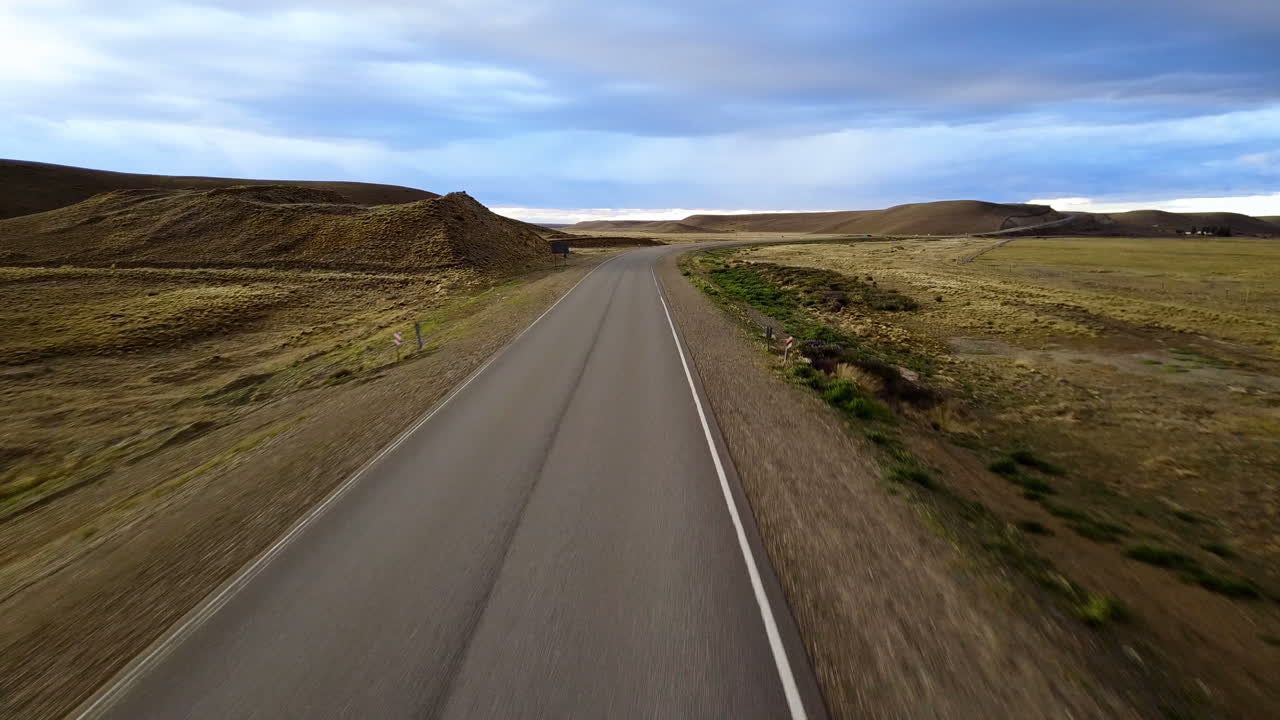 Viaggiare in Patagonia su una strada desertica.
