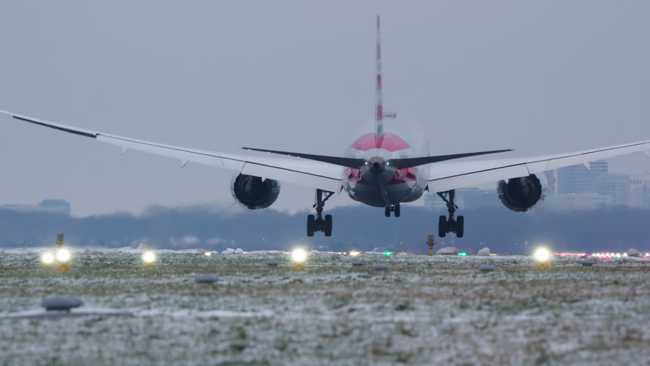 Grande aereo passeggeri che atterra su una pista innevata dell'aeroporto