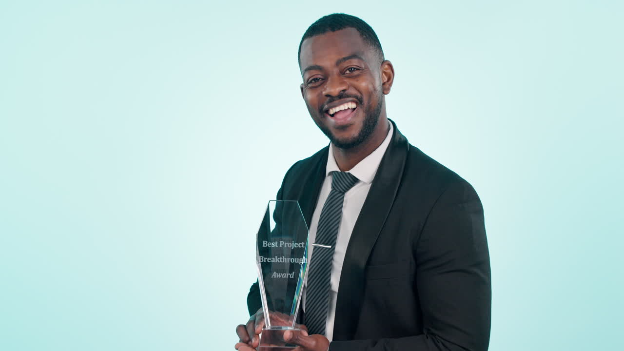 cara, premio o feliz hombre de negocios con éxito