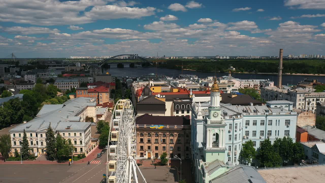 vista aérea de lviv, ucrania con la rueda gigante