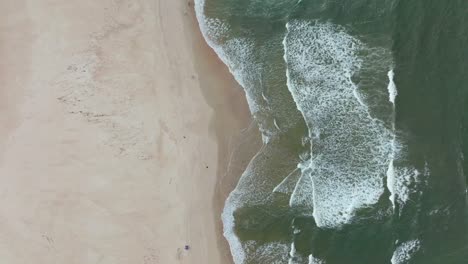 caminando en el océano de arena rip marea soborno isla reyes playa sol costa drone aéreo nublado sol verano otoño invierno australia australia aussie hermosa queensland caloundra costa toma estática