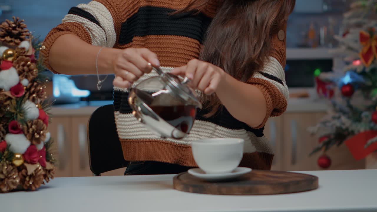 축제 주방 에서 커피 를 는 여자 의 초상화