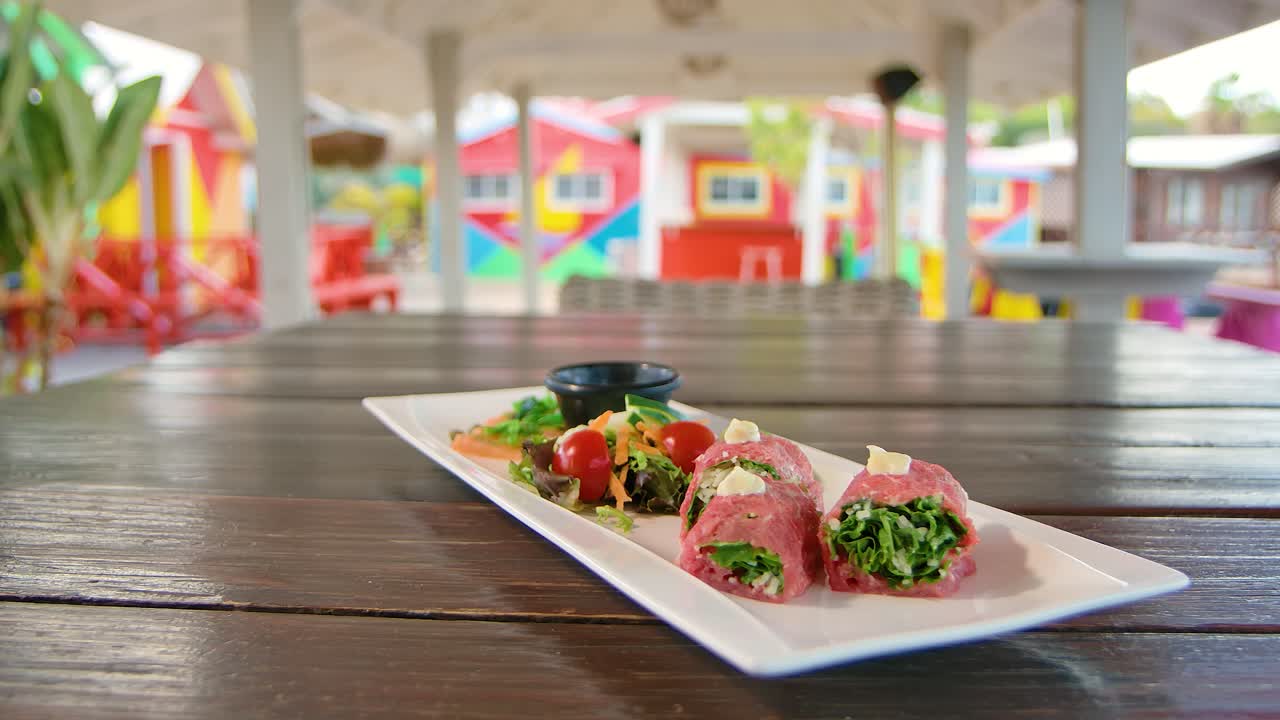 연어,  ⁇ 러드 및 카파치오  ⁇ 어리와 함께 멋진 긴 식욕 접시의 느린  ⁇ 으로 돌리