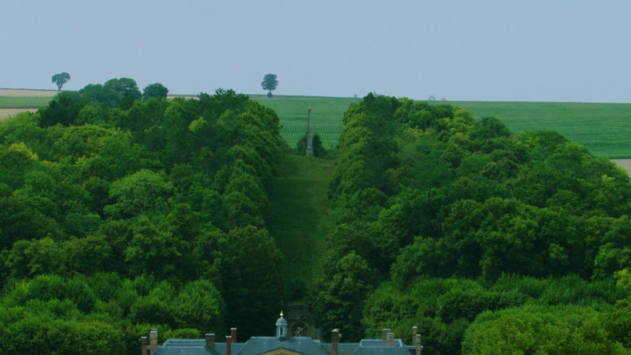 Inquadratura di ambientazione del paesaggio della tenuta, angolazione alternativa, campagna, Francia, alberi, ambiente rurale, cielo nuvoloso, video HD, filmato stock, b-roll, esterno, all'aperto, diurno, luce naturale