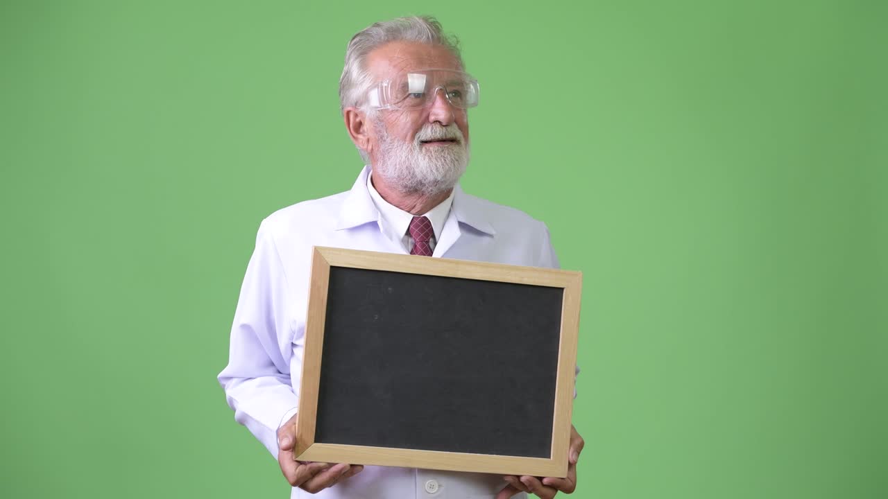 hombre barbudo y guapo en el fondo verde.