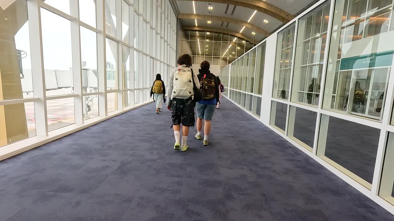 corredor del aeropuerto con pasajeros