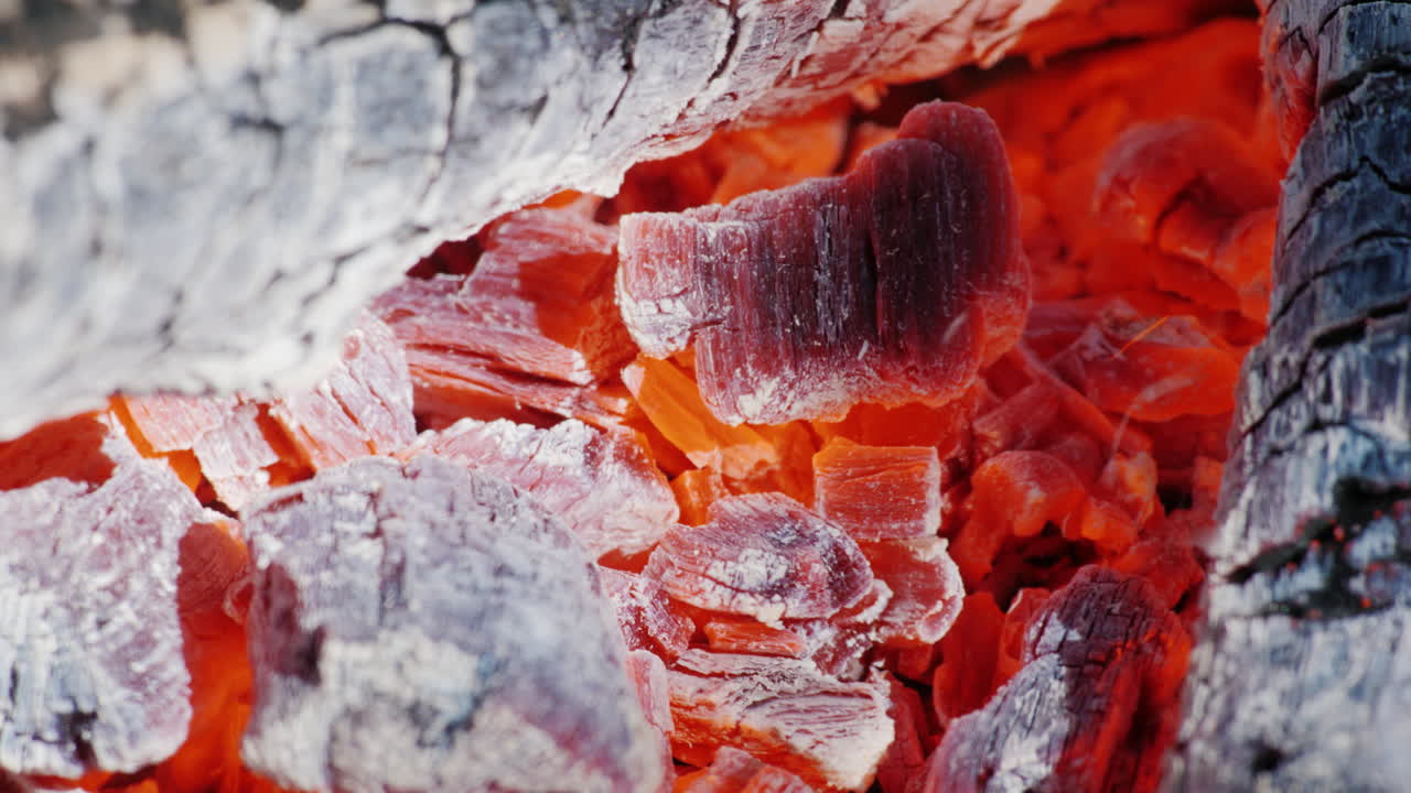 las brasas en la chimenea el aire caliente parpadea frente al video 4k