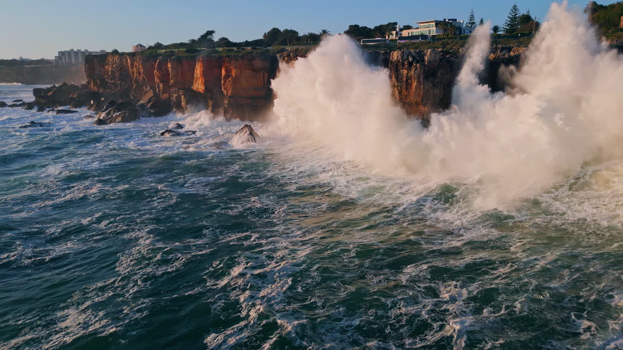 강력한 바다 물이 거대한 스프레이와 함께 바위 바가에 부히고 폭풍의 바다