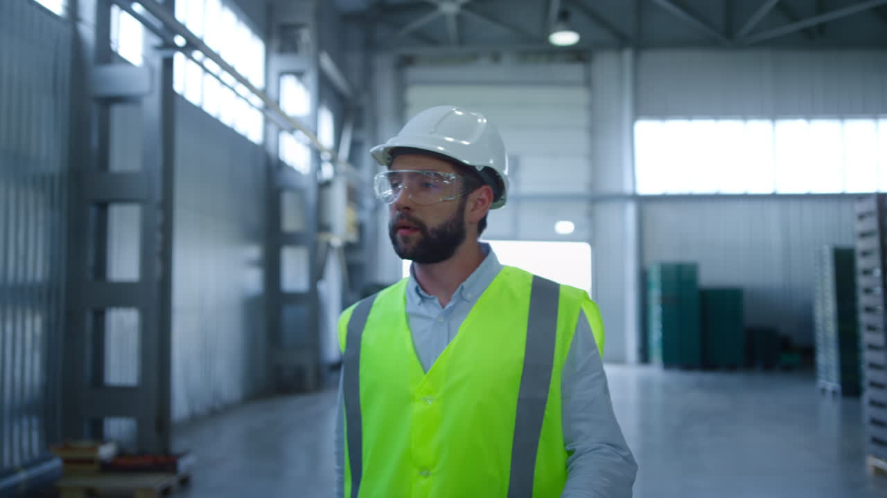 retrato de un trabajador de almacenamiento caminando en un almacén de envíos de suministros de exportación