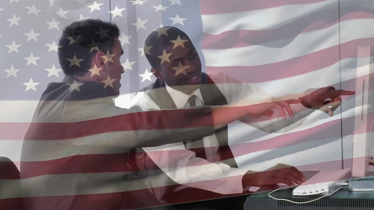 animación de la bandera estadounidense ondeando sobre hombres de negocios afroamericanos y caucásicos
