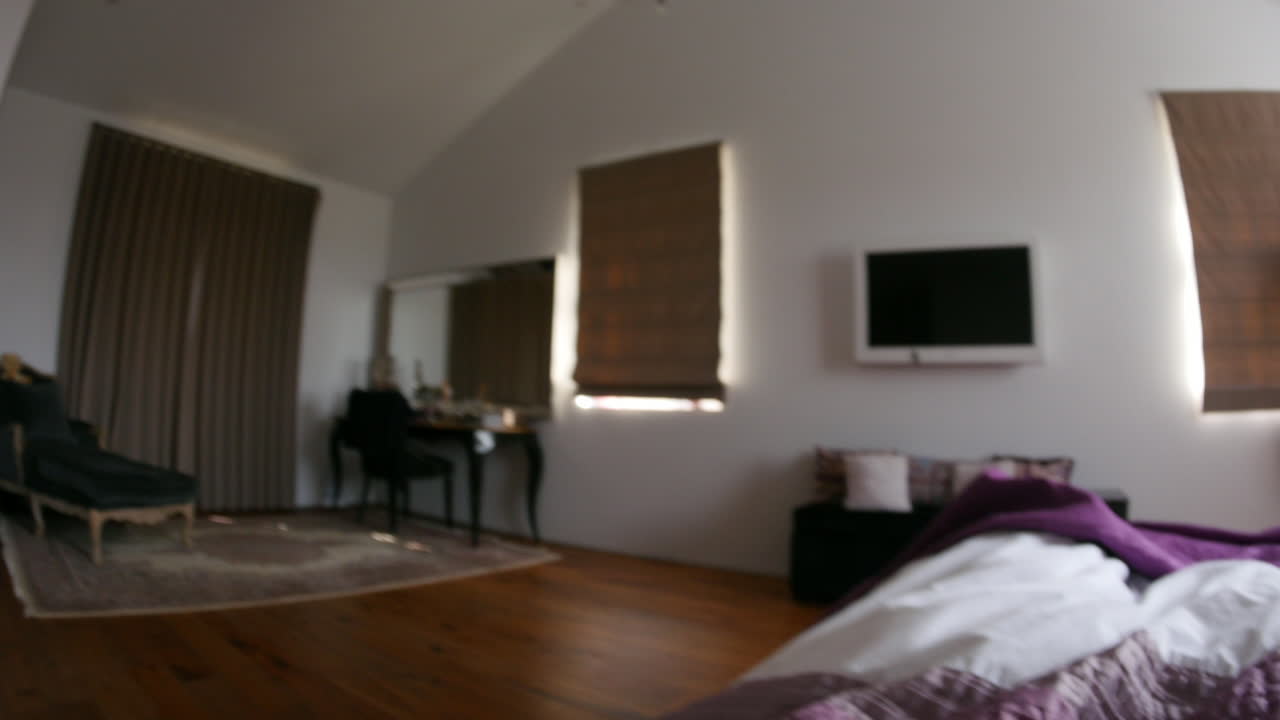 с точки зрения человека, просыпающегося в постели утром