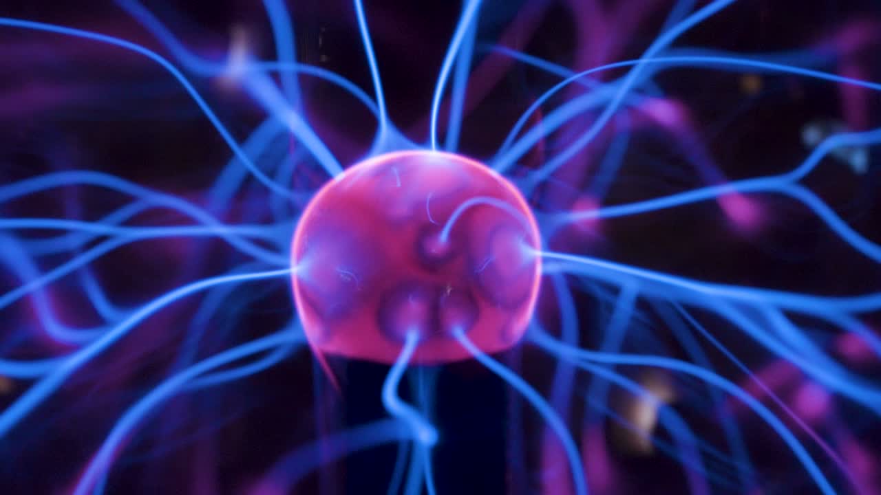 una energía roja en el centro de la bola de plasma