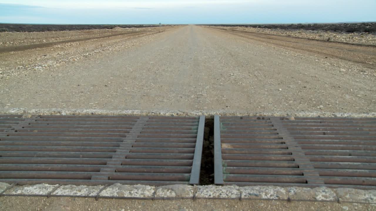 외로운 길에 강철 금속 창살 소 경비원