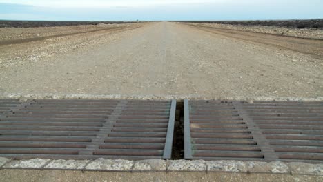 Una-Rejilla-Metálica-De-Acero-Guardia-De-Ganado-En-Una-Carretera-Solitaria