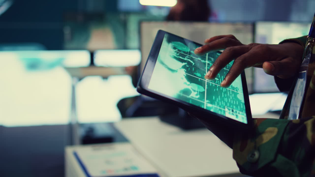 un profesional militar reúne inteligencia de la proyección del mapa del mundo.