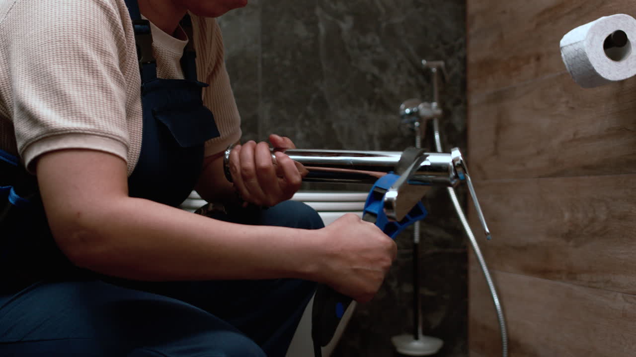 배관공 이 프 를 고 있다