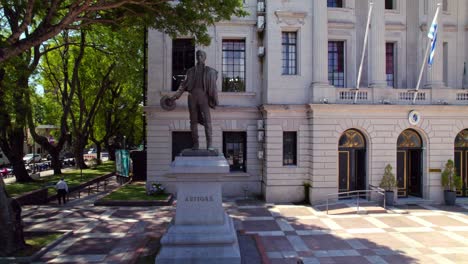 Tiro-De-Muñeca-De-La-Estatua-Del-General-Artigas-Frente-Al-Edificio-De-La-Municipalidad-De-Colonia-Del-Sacramento,-Uruguay