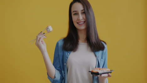una mujer comiendo sushi.