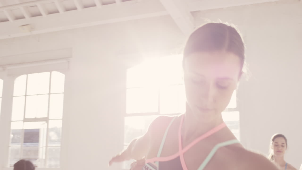 Gruppo multietnico di donne a lezione di yoga che praticano fitness e uno stile di vita sano