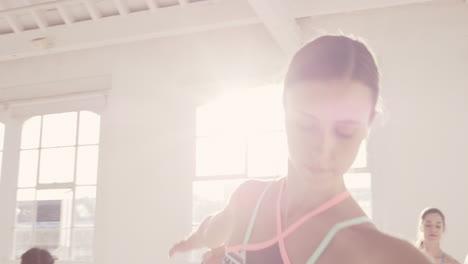 clase de yoga grupo multirracial de mujeres que hacen ejercicio físico estilo de vida saludable