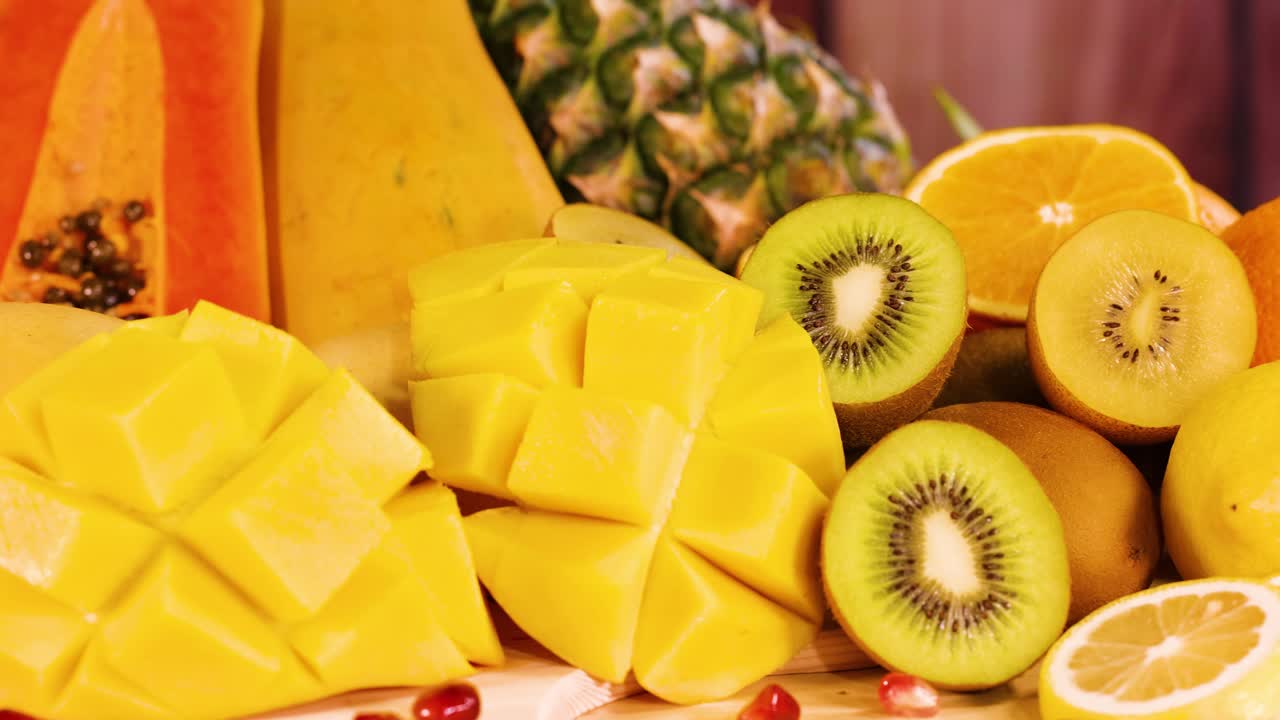 una vibrante exhibición de una variedad de frutas frescas