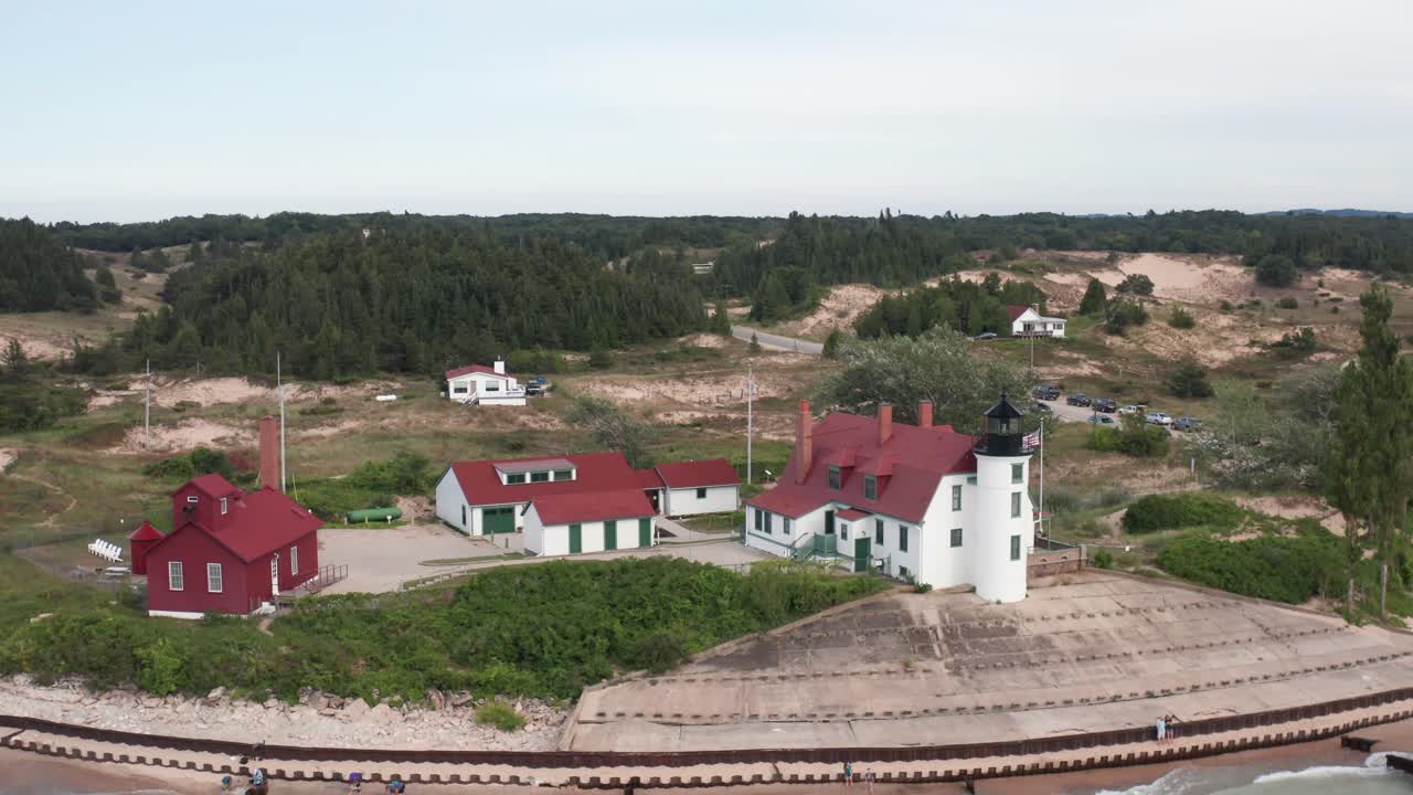 무인 항공기 비디오 와이드 샷이 움직이는 미시간 호수를 따라 위치한 미시간 프랭크 포트의 역사적 지점 베시 등대
