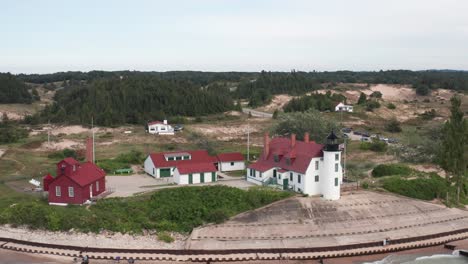 Historischer-Betsie-leuchtturm-In-Frankfort,-Michigan,-Am-See-Michigan-Gelegen,-Mit-Drohne-video-weitwinkelaufnahme,-Die-Sich-Bewegt