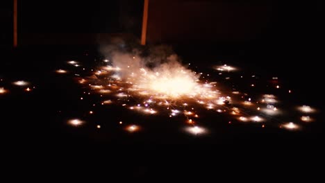 celebrar esta navidad, fuegos artificiales en la noche, una celebración de la colección de festivales