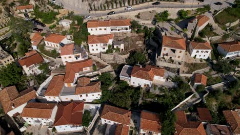 aldea de dharmi: centros turísticos ubicados en colinas rocosas con encantadoras casas blancas de techo rojo y paredes de piedra en la riviera de albania
