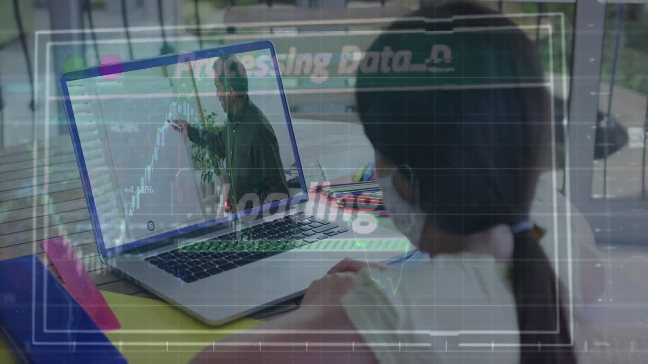 animación de procesamiento de datos financieros sobre una niña biracial usando una computadora portátil para una lección en línea