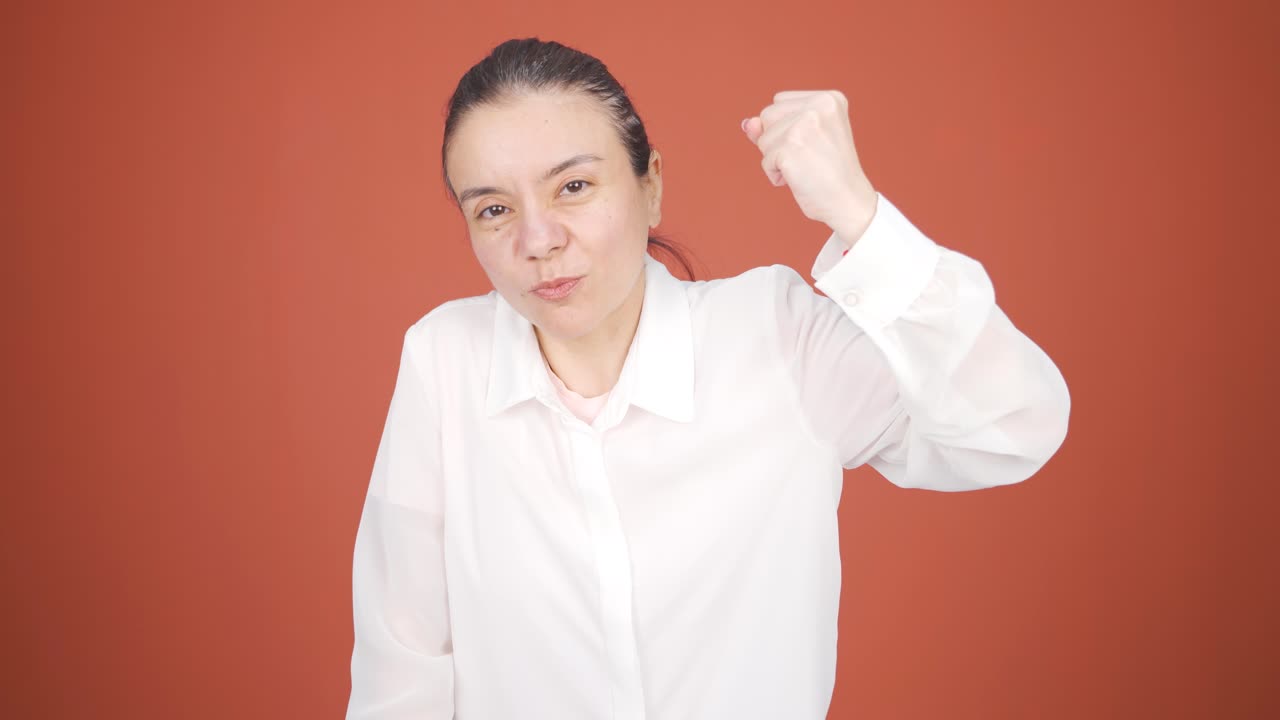 그 여자는 카메라를 쳐다보며 경고하고 있습니다.